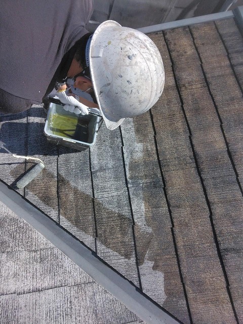 大月市のリハウス工事における本塗装前の屋根下地強化・保護剤塗布